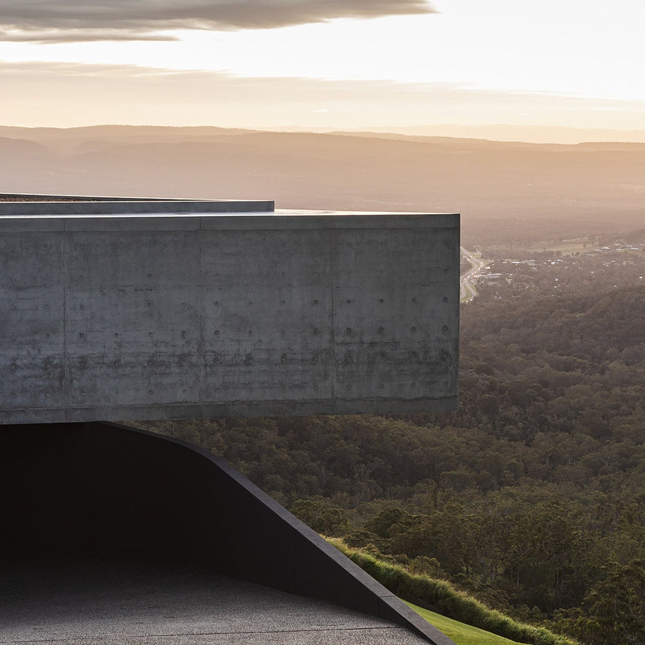 The Cliffhanger, a balance between fortress and retreat