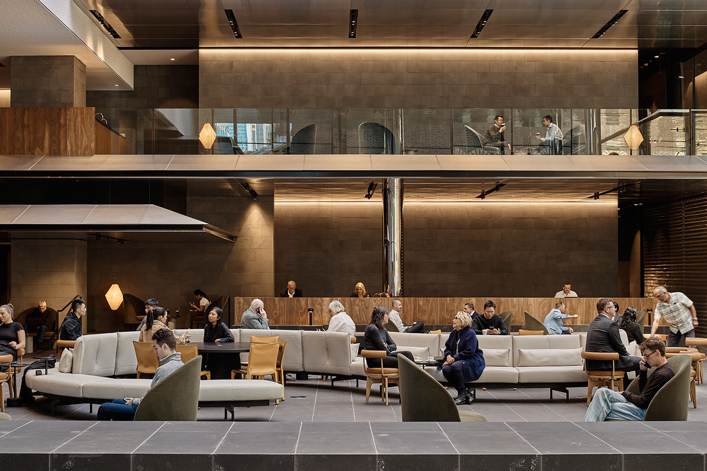 With all the energy of a hotel foyer, the revitalised interior has dynamic places to meet and quiet areas to relax, and an end-of-trip facility with superior functionality. Photography © Peter Bennetts c/o Hassell.
